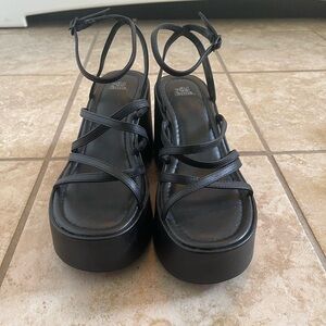 Wild fable chunky 90s style sandals size 7